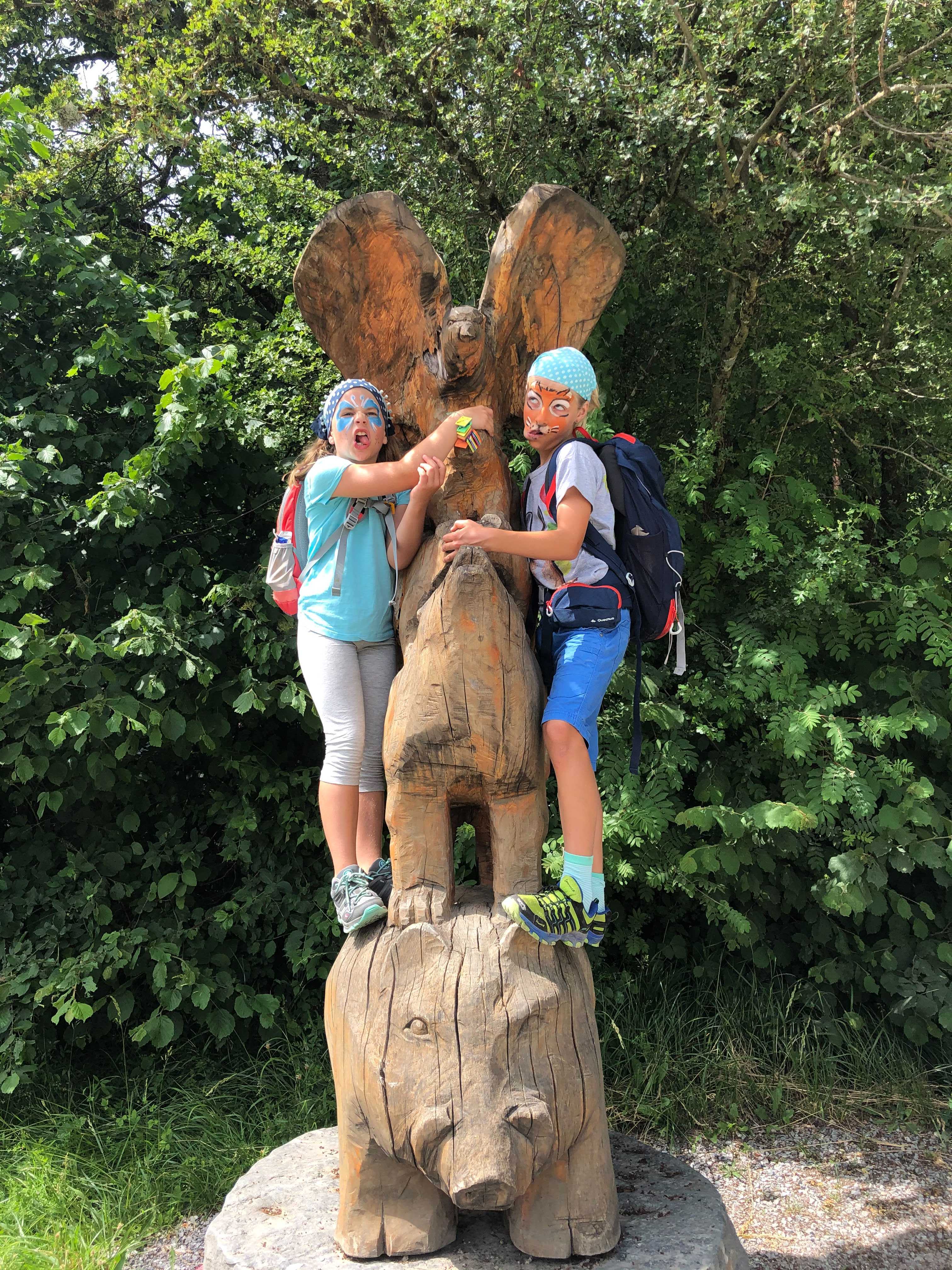 verkleidete cevis im Bruderhaus neben statue
